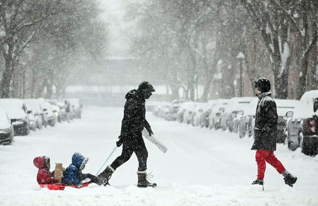 Cold wave grips Kashmir Temperatures below zero Gulmarg remains coldest